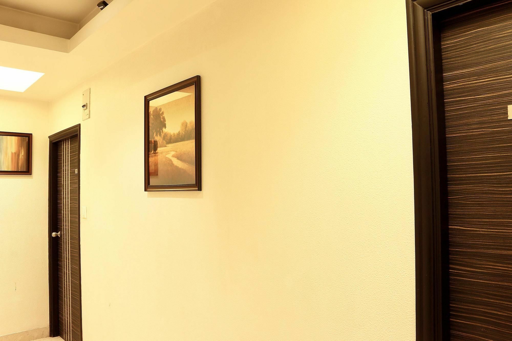 Oyo Premium Harish Mukherjee Road